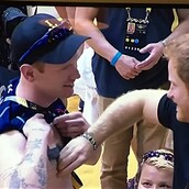 Η πιο wtf στιγμή του πρίγκιπα Χάρι - Τσίμπησε τη ρώγα ενός άντρα μπροστά στις κάμερες