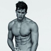 Ο sexy καθηγητής μαθηματικών που τρέλανε το ίντερνετ έγινε μοντέλο του Armani