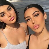 Κι όμως δεν είναι η Κιμ Καρντάσιαν με την Κάιλι Τζένερ