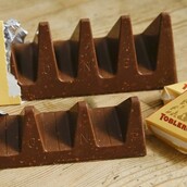 Πιτσιρικάς ανακαλύπτει τι δείχνει η συσκευασία της σοκολάτας Toblerone και τρελαίνει το διαδίκτυο