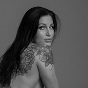 Αυτό το γυμνό ημερολόγιο γιορτάζει την ομορφιά των transgeder γυναικών και απαντά στη Victoria's Secret