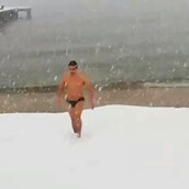 Χαλκιδική - Συμβαίνει τώρα! Παντού χιονίζει και αυτός κάνει μπάνιο