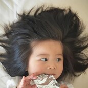 Η νέα σταρ των σαμπουάν είναι μόλις 12 μηνών και έχει γίνει viral για τα φουντωτά μαλλιά της