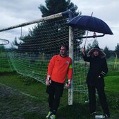 H Ελληνίδα μάνα που κρατούσε ομπρέλα στον τερματοφύλακα γιο της στη διάρκεια αγώνα