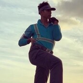 Αφού φορτώσει τις βαλίτσες, χορεύει για να διασκεδάσει τους επιβάτες που περιμένουν στο αεροπλάνο