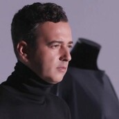 Ο Άγγελος Μπράτης μιλά για τα παιδικά χρόνια & το χιούμορ του: «Με παρεξηγούν εύκολα, είναι δύσκολο να καταλάβει κάποιος...»