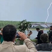 Χτύπησε κεραυνός «δίπλα» στον γάμο, ενώ ο γαμπρός έλεγε στη νύφη πως το 2020 δεν ήταν η καλύτερη χρονιά