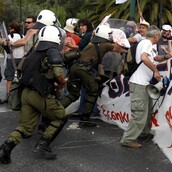 Γιατί η αθώωση των αστυνομικών που συμμετείχαν στην εκκένωση του Συντάγματος το '11 έχει πολλές σημασίες