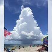 Στην Αλαμπάμα εμφανίστηκε αυτό το εντυπωσιακά συμμετρικό σύννεφο πάνω από τη θάλασσα