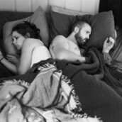 Αφαιρώντας τα κινητά από τις φωτογραφίες φαίνεται η εμμονή των ανθρώπων