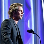 Ξαφνικά ο Μπραντ Πιτ στην σκηνή και όλοι μιλάνε για το πόσο όμορφος είναι στα 54 του