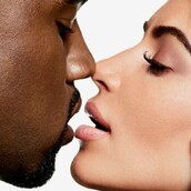 Kim και Κanye φωτογραφίζονται μαζί και απαντούν για το ποιο είναι το αγαπημένο σημείο τους στο σώμα του άλλου