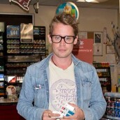 Κι όμως ο Macaulay Culkin είναι 36 ετών και όλο το ίντερνετ έχει ενθουσιαστεί με τη νέα του εμφάνιση