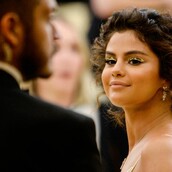 Η Σελένα Γκόμεζ απάντησε στα σχόλια για την εμφάνισή της στο Met Gala και το αλλόκοτο μαύρισμα