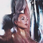 Ξανά γυμνή η Κιμ - Πασαλείφτηκε με γκλίτερ για να διαφημίσει τα καλλυντικά της