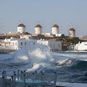 Ξαφνικά παγωνιά στη Μύκονο - Τα κορίτσια κυκλοφορούν με γούνες!