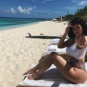 Η νέα πόζα στο Instagram που λατρεύουν οι influencers θέλει να σε τυφλώνει ο ήλιος και να μην έχεις γυαλιά