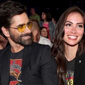 Ο Τζον Στάμος ανακοίνωσε πως έκανε πρόταση γάμου στην Κέιτλιν ΜακΧιού ενώ ήταν μαζί στη Disneyland