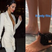 Η Κένταλ Τζένερ φόρεσε πανάκριβο Chanel τσαντάκι στον αστράγαλο και έγινε sold out