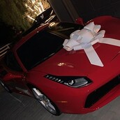 Η Κάιλι Τζένερ έκανε δώρο στην μητέρα της μια κόκκινη Ferrari 250.000 δολαρίων για τα γενέθλιά της