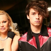 H Παμέλα Άντερσον πηγαίνει πια στα πάρτυ με τον μεγάλο της γιό