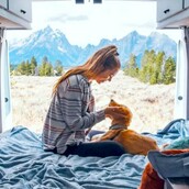 ΗΠΑ: 24χρονη τα παράτησε όλα και ταξιδεύει στις ΗΠΑ με τον σκύλο της σε ένα βαν