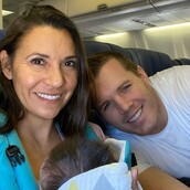 Πλήρωμα και επιβάτες σε πτήση έκαναν Baby Shower-έκπληξη σε ζευγάρι που μόλις υιοθέτησε μωρό