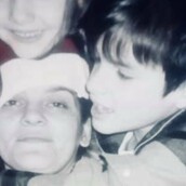 «Η μαμά μου πέρασε στο πανεπιστήμιο»: Η συγκινητική ανάρτηση ενός γιου για την εργαζόμενη μητέρα του