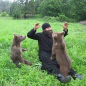 WOW! Μοναχοί αγκαλιά με αρκούδες