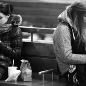 Άνθρωποι με το βλέμμα κολλημένο στα κινητά