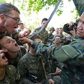 ΔΕΙΤΕ: Στρατιώτες πίνουν αίμα κόμπρας σε άσκηση επιβίωσης