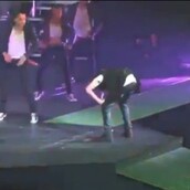 Ο Τζάστιν Μπίμπερ κάνει εμετό στη σκηνή