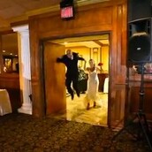 Όχι ακριβώς το πιο ρομαντικό τραγούδι για δεξίωση γάμου