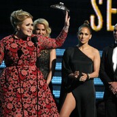 Η Τζένιφερ Λόπεζ διώχνει φαρσέρ που θα κατέστρεφε τον ευχαριστήριο λόγο της Αντέλ