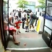 Άντρας ασφαλείας σε mall αμερικανικού γκέτο εξουδετερώνει με taser προκλητική μητέρα 