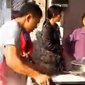 Κινέζος υπαίθριος πωλητής φτιάχνει ρολά ρυζιού πιο γρήγορα και από τη σκιά του 