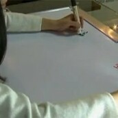 Γυναίκα γράφει ταυτόχρονα και με τα δύο της χέρια 