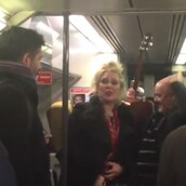 Η *σούπερ μεθυσμένη* Κιμ Γουάιλντ τραγουδάει σε βαγόνι του μετρό!