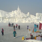 Πελώρια γλυπτά από χιόνι στην Κίνα
