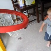 Απίστευτο πιτσιρίκι βάζει καλάθια σαν επαγγελματίας!