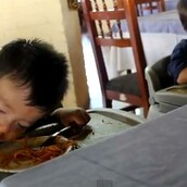 Ο AJ και ο MJ κοιμούνται τρώγοντας σπαγγέτι