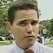 Ο ρεπόρτερ που δεν μπορεί να πει το όνομά του χωρίς να κουνήσει το κεφάλι του 