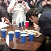 Ιάπωνας πρωταθλητής καταβροχθίζει οικογενειακή πίτσα σε ένα λεπτό