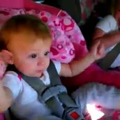 Μωράκι πετάγεται από τον ύπνο και αρχίζει να χορεύει