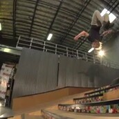 Ο σκέιτερ που καταρρίπτει τους νόμους της βαρύτητας