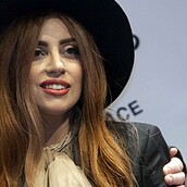 Η Lady Gaga αυτοαποκαλείται «βασίλισσα του σύμπαντος»