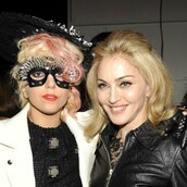 Οι φαν της Λέιντι Γκάγκα απαιτούν να μην εμφανιστεί η Μαντόνα στα βραβεία GLAAD
