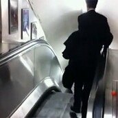 Ο μεθυσμένος επιχειρηματίας και οι κυλιόμενες σκάλες 