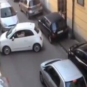 Ένα δύσκολο παρκάρισμα που εξελίσσεται σε κινηματογραφική περιπέτεια 