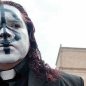 Μεξικανός ιερέας με ροκ αμφίεση, κόκκινα βαμμένα μαλλιά και αγάπη για το Playboy 